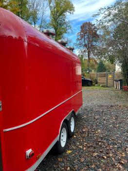 Preview: Glanzvoller Gastronomiecharakter in Rubinrot. Dieser Airstream hat eine Edelstahlausstattung, die sich manche wünschen würden.Die Länge misst 4.50 Meter - ohne Deichsel, Sonderausstattung